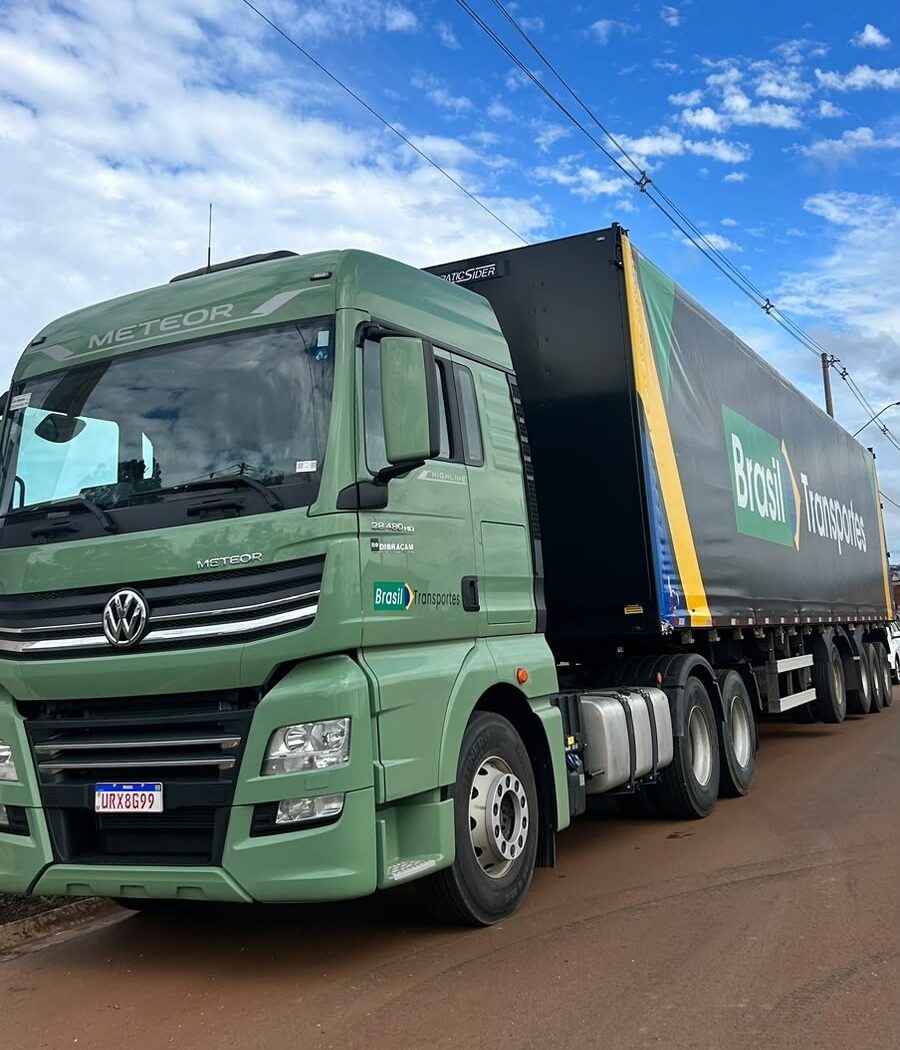 Caminhão VW Meteor com carreta da Brasil Transportes